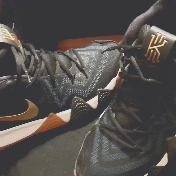 Kyrie IV - Picture 1 of 7